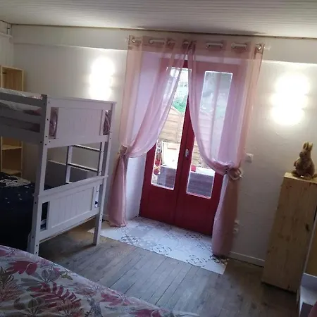 Appartement Cozy Dans Maison Privee Tauves Exterior photo